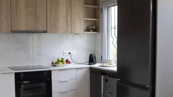 Réfrigérateur, four à micro-ondes, un four, surface de cuisson