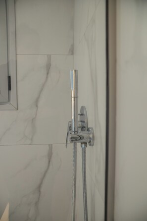 Douche, séchoir à cheveux, serviettes fournies, savon