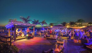 Outdoor dining - Luxe 4BR 2.5B Treetop Beach Escape Sleeps 10 Near #1 Beaches & Downtown St. Pete (St. Petersburg)