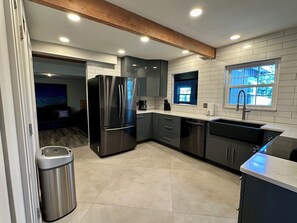 Batterie de cuisine, vaisselle et ustensiles