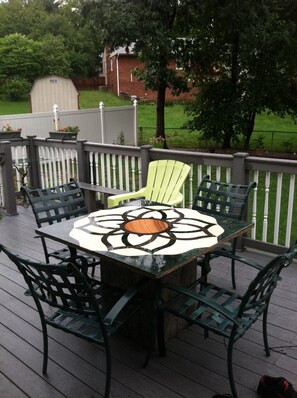 Outdoor dining - Charming 1-bedroom in single family home-WiFi, AC in delightful New Carrollton (New Carrollton)