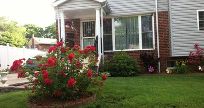 Charming 1-bedroom in single family home-WiFi, AC in delightful New Carrollton