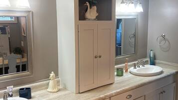 Serviettes fournies, savon, papier toilette