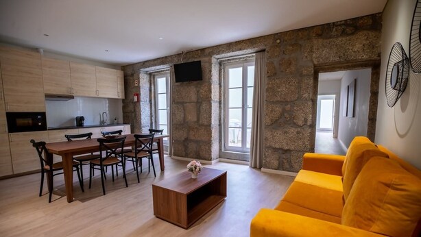 Un appartement moderne comprenant un coin repas, une cuisine et un salon.