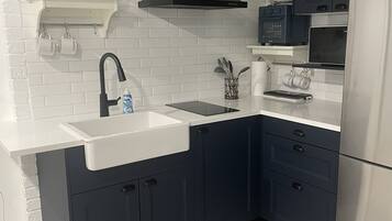 Een koelkast, een microgolfoven, een oven