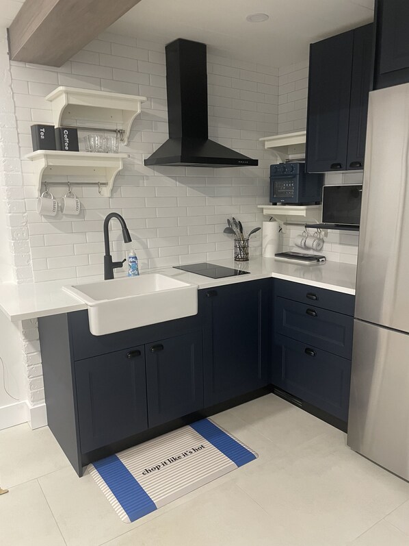 Fridge, microwave, oven, coffee/tea maker - Tiny Blue Studio (North Vancouver)