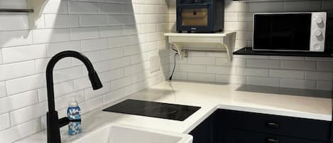 Fridge, microwave, oven, coffee/tea maker