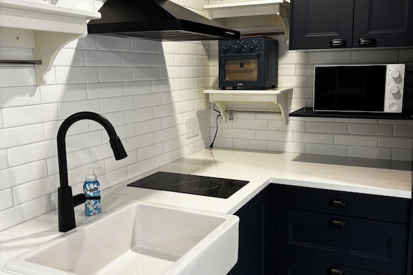 Geladeira, micro-ondas, fogão, cafeteira/chaleira