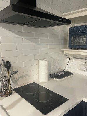 Kühlschrank, Mikrowelle, Ofen, Wasserkocher mit Kaffee-/Teezubehör