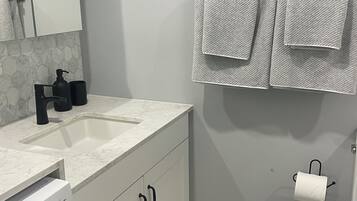 Een haardroger, handdoeken, zeep, shampoo