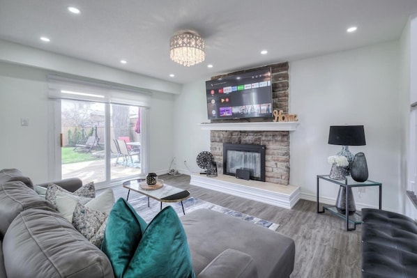 Studio | Living area - Modern Designed Studio (Richmond Hill)