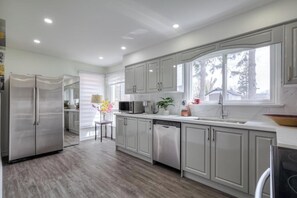Studio | Private kitchen - Modern Designed Studio (Richmond Hill)