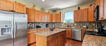 Grand Lake Serenity: Spacious 5-Bedroom Cabin
