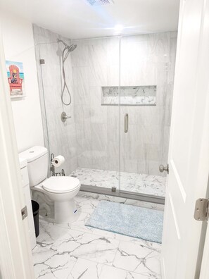 Dusj, hårføner og håndklær