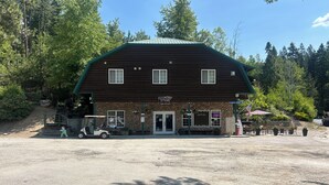 Un edificio rustico con facciata in pietra e tetto verde, con la scritta 'Canyon Store and Office'.