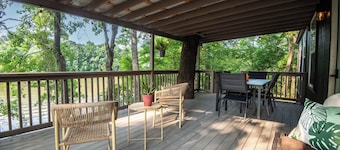 Luxury Off-Grid Retreat - Lakeside Treehouse