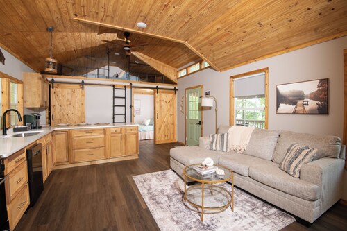 Luxury Off-Grid Retreat - Lakeside Treehouse