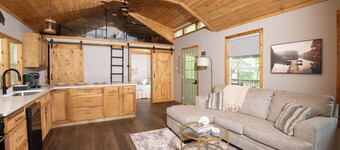 Luxury Off-Grid Retreat - Lakeside Treehouse