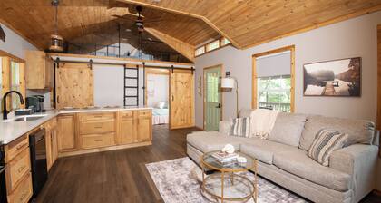 Luxury Off-Grid Retreat - Lakeside Treehouse