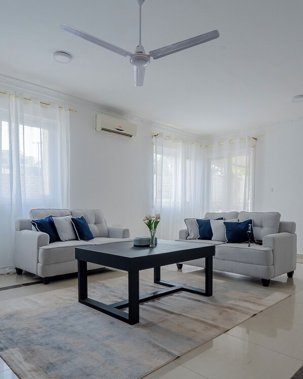 Smart TV - Private Cozy Sea Breeze Apartment (Dar es Salaam)