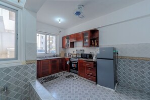 Microwave, oven, stovetop, toaster - Private Cozy Sea Breeze Apartment (Dar es Salaam)