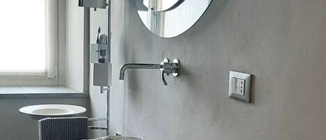 Sèche-cheveux, serviettes fournies, papier toilette