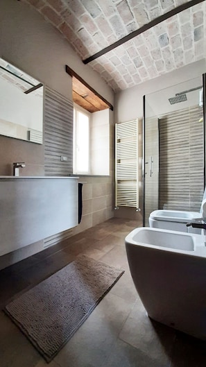 SĂšche-cheveux, serviettes fournies, papier toilette