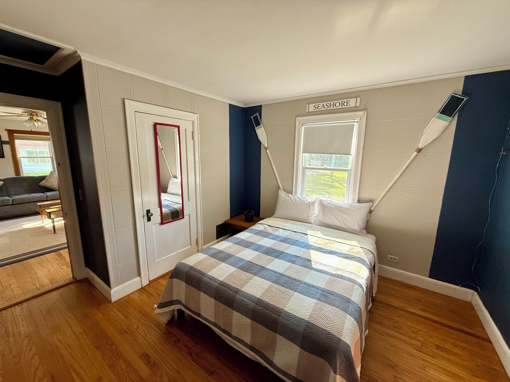 Ein Schlafzimmer mit einem Bett, einem Fenster mit Blick, einer Tür und einem kleinen Tisch.