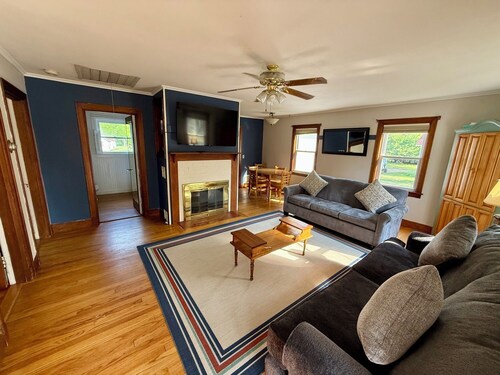 Historical "MAINE" Home Minutes to Acadia National Park & Downtown Bar Harbor