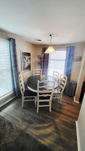 Dining - The Hideaway: Perfect Place for a Nice Getaway with lots of Fun and Relaxation! (Southfield)