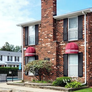 Exterior - The Hideaway: Perfect Place for a Nice Getaway with lots of Fun and Relaxation! (Southfield)