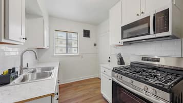 Réfrigérateur, micro-ondes, four, grille-pain