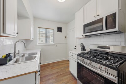 Studio Near Downtown - King Bed - Walk to Tiger Stadium