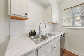 Fridge, microwave, oven, toaster - Cozy 1BR Retreat – 5 mins to LSU & Downtown BR! (Baton Rouge)