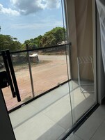 办公桌、笔记本电脑工作区、免费 WiFi