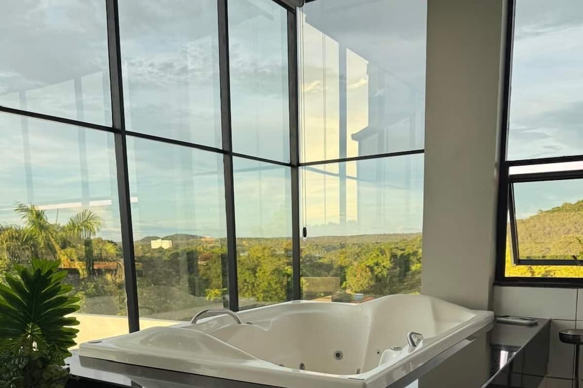 Chambre Deluxe double | Baignoire à remous privée