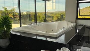 Kahden hengen deluxe-huone | Yksityinen kuumavesiallas