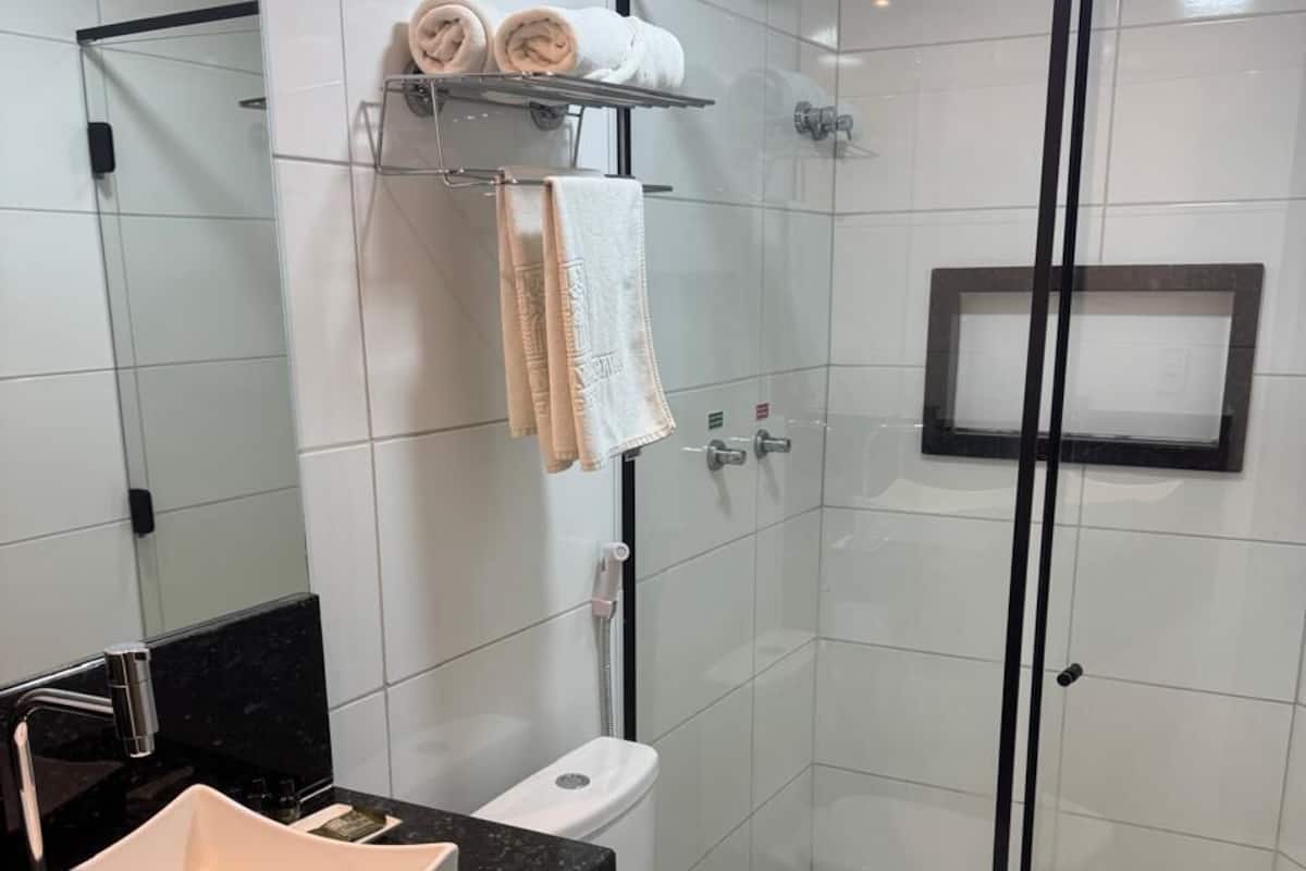 Habitación triple básica | Baño | Secador de pelo, toallas, jabón y champú