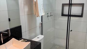 Quarto triplo básico | Banheiro | Secador de cabelo (mediante solicitação), toalhas de banho, sabonete