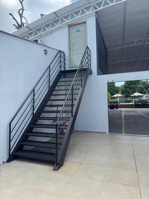 A building with a staircase leading to a door marked with the number 305. - Hotel Terrra Nativa  (Alter do Chão)