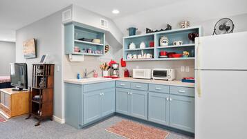 Réfrigérateur, micro-ondes, four, cafetiÚre/bouilloire