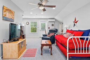 TV, books - Blue Haven ~Coastal Retreat Studio in Fulton ~ Private Fishing Pier (Rockport)