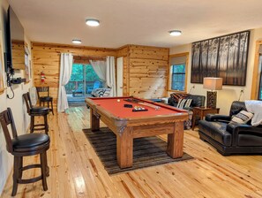 TV connectée, cheminée, livres, chaîne hi-fi