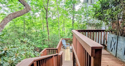 Sparrows Nest Downtown Clayton w/ Hot Tub - Dog Friendly!