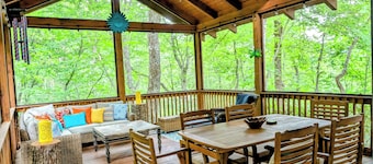 Sparrows Nest Downtown Clayton w/ Hot Tub - Dog Friendly!