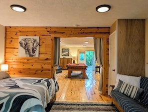 5 habitaciones, tabla de planchar con plancha y cuna de viaje