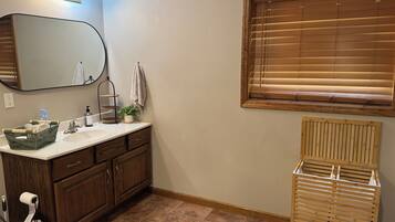 Chuveiro, secador de cabelo, bidê, toalhas de banho