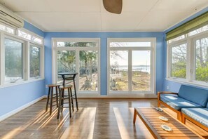 Una Smart TV, un futbolín, una mesa de tenis de mesa, libros