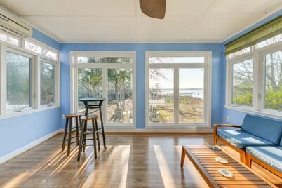 Charming Pet Friendly 4-bedroom river view home with grill, in lovely Weems!