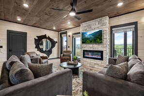 Smart TV, fireplace, video games, table football - Brand New, Ultra Lux 8BR Cabin w/ Indoor Pool & Theater, Waterpark Access, & PS5 (Sevierville)